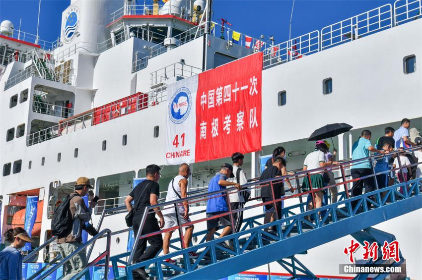 Quebra-gelo de pesquisa chinês Xuelong 2 abre ao público em Haikou