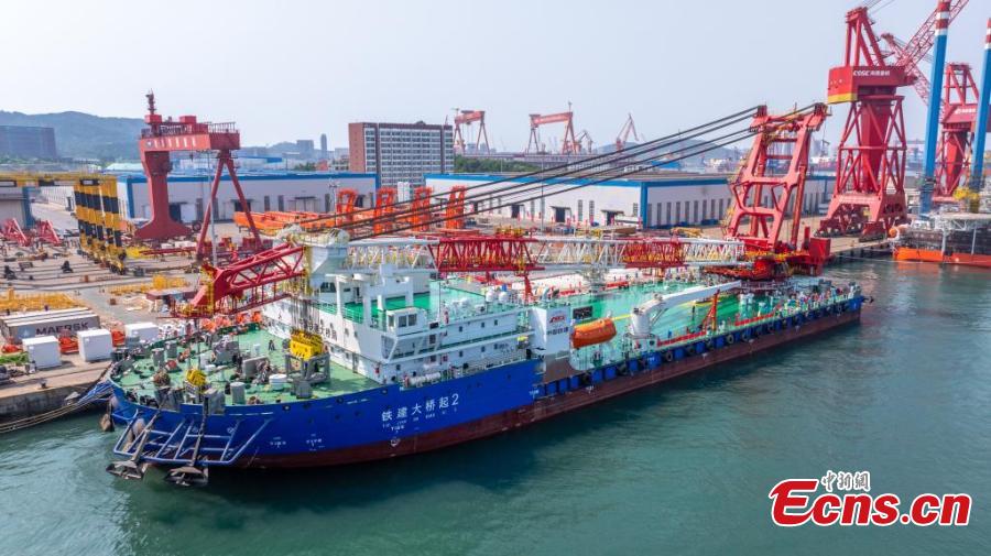 Primeiro navio de guindaste de rota??o completa de 1.300 toneladas métricas da China comissionado em Shandong