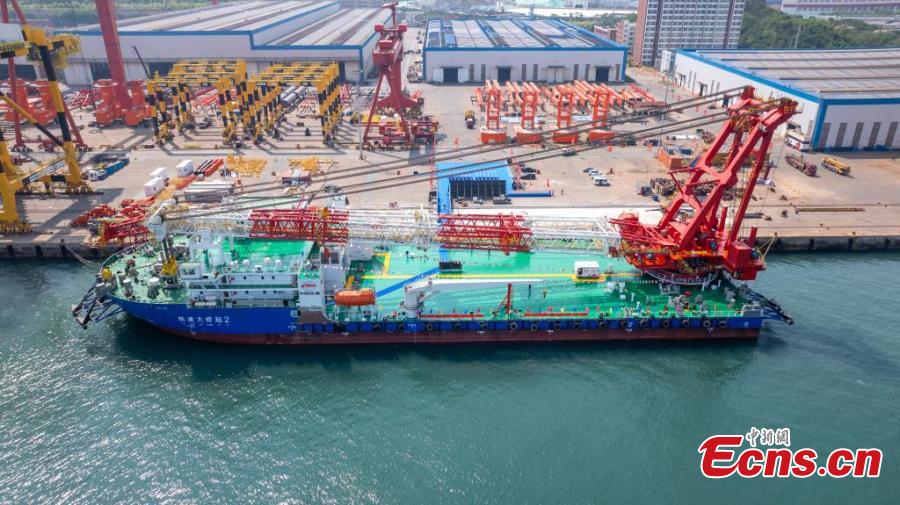 Primeiro navio de guindaste de rota??o completa de 1.300 toneladas métricas da China comissionado em Shandong