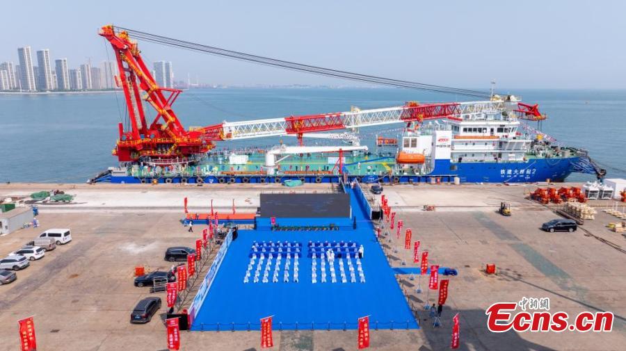 Primeiro navio de guindaste de rota??o completa de 1.300 toneladas métricas da China comissionado em Shandong