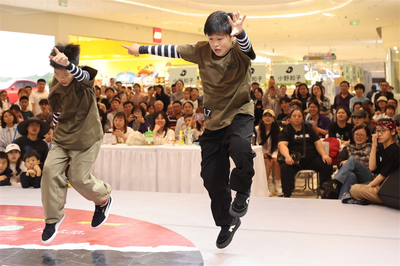 Jovens se reúnem para batalha de dan?a de rua em Nanjing