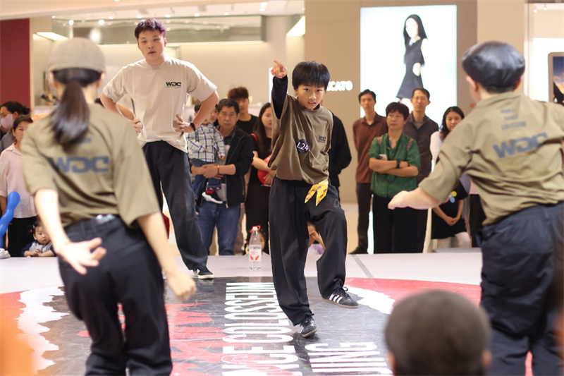 Jovens se reúnem para batalha de dan?a de rua em Nanjing