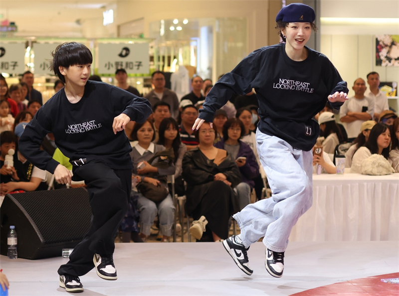 Jovens se reúnem para batalha de dan?a de rua em Nanjing