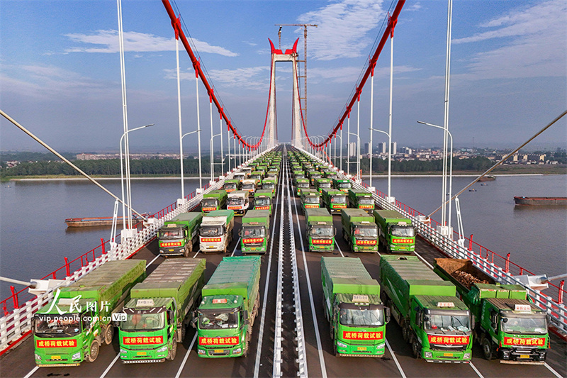 Anhui: Ponte G3 sobre o rio Yangtze realiza teste de carga no v?o principal