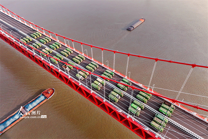 Anhui: Ponte G3 sobre o rio Yangtze realiza teste de carga no v?o principal
