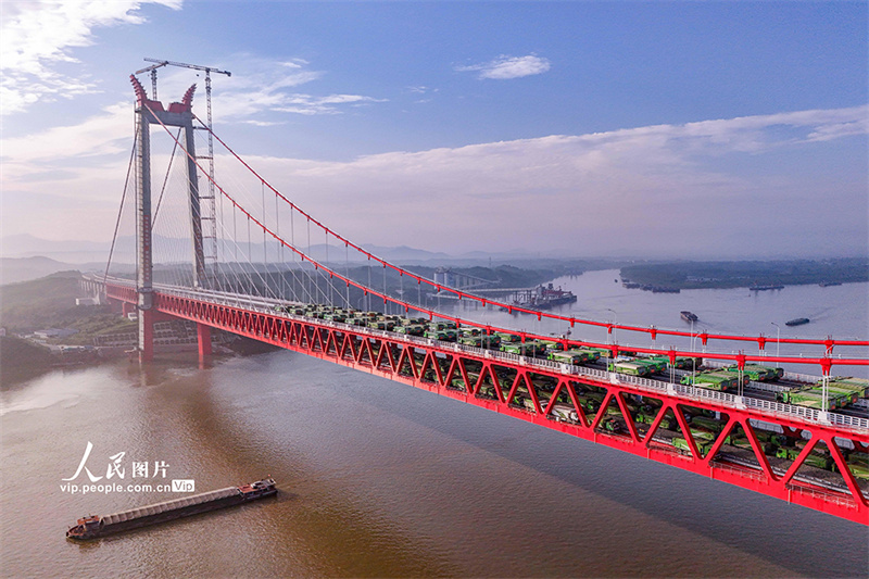 Anhui: Ponte G3 sobre o rio Yangtze realiza teste de carga no v?o principal