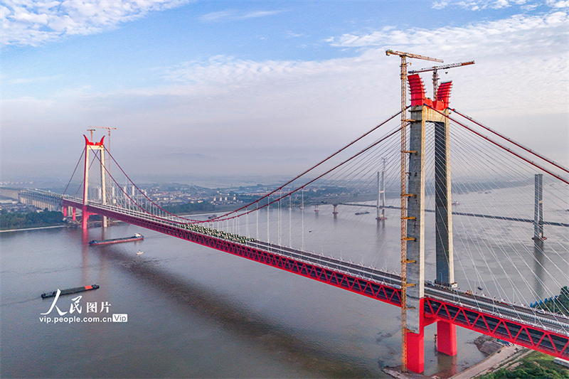 Anhui: Ponte G3 sobre o rio Yangtze realiza teste de carga no v?o principal