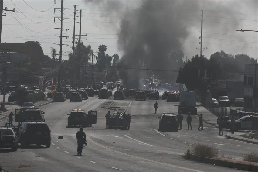 Manifestantes entram em confronto com tropas da Guarda Nacional em Los Angeles