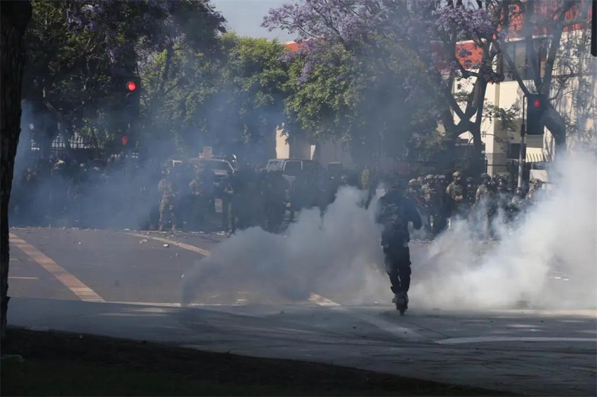Manifestantes entram em confronto com tropas da Guarda Nacional em Los Angeles