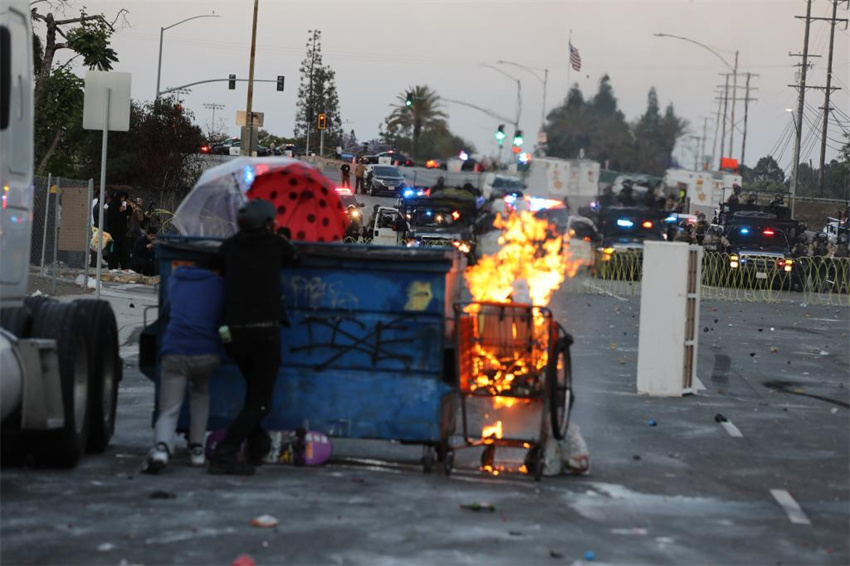 Manifestantes entram em confronto com tropas da Guarda Nacional em Los Angeles
