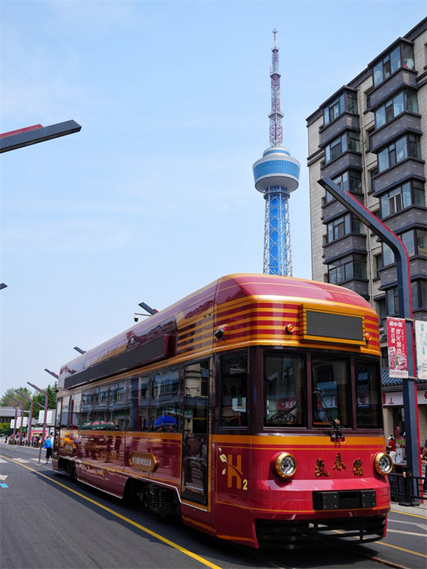 Bonde turístico-cultural movido a hidrogênio estreia em Changchun