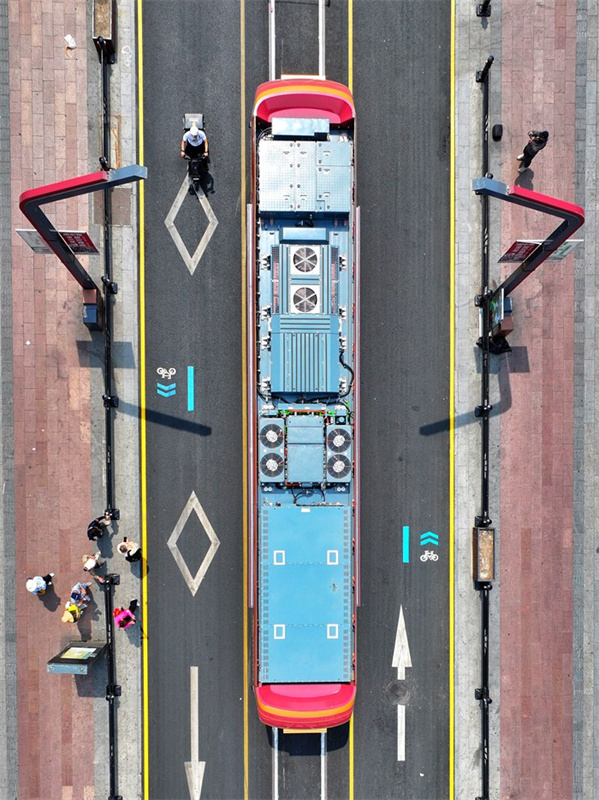 Bonde turístico-cultural movido a hidrogênio estreia em Changchun