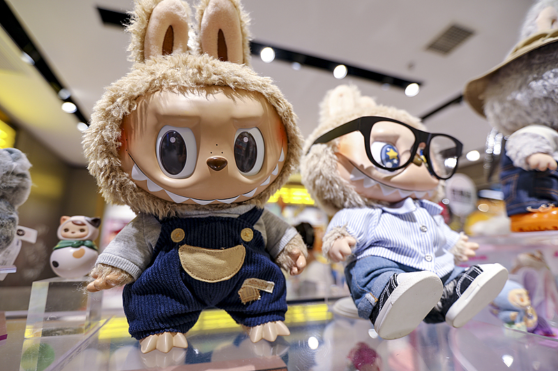 Boneco Labubu com caixa surpresa tem alta demanda e esgota na Pop Mart