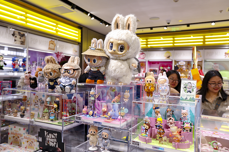Boneco Labubu com caixa surpresa tem alta demanda e esgota na Pop Mart