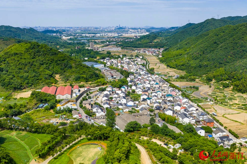 Mar de flores no leste da China atrai visitantes