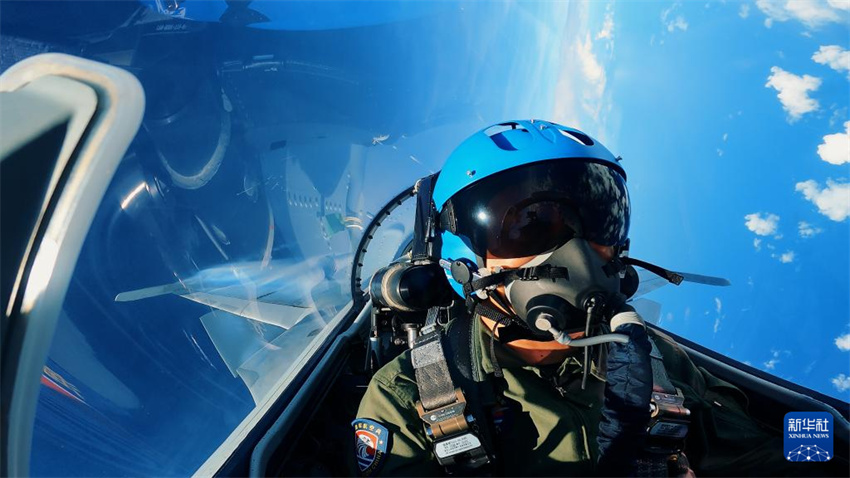 Porta-avi?es da Marinha chinesa realizam treinamento em alto mar