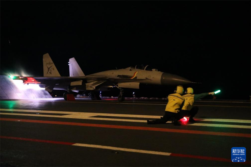 Porta-avi?es da Marinha chinesa realizam treinamento em alto mar