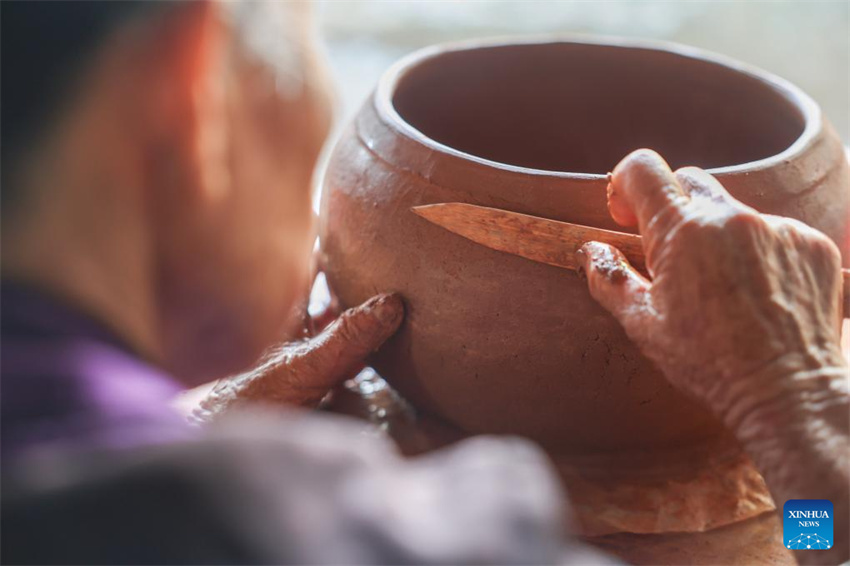 Vila de Heitu, no sul da China, cria cooperativa para promover a ceramica do grupo étnico Li