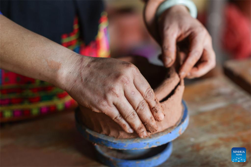 Vila de Heitu, no sul da China, cria cooperativa para promover a ceramica do grupo étnico Li