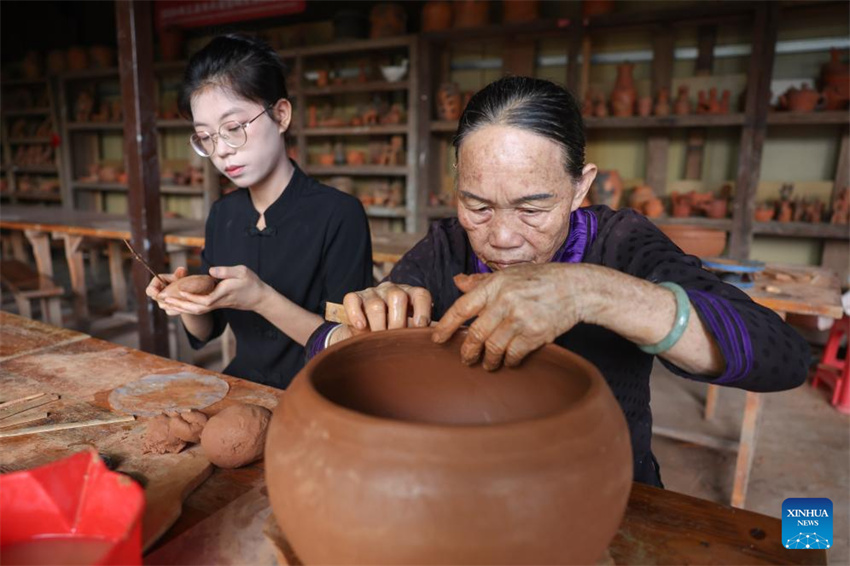 Vila de Heitu, no sul da China, cria cooperativa para promover a ceramica do grupo étnico Li