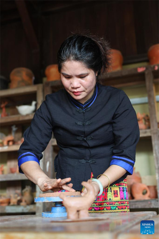 Vila de Heitu, no sul da China, cria cooperativa para promover a ceramica do grupo étnico Li
