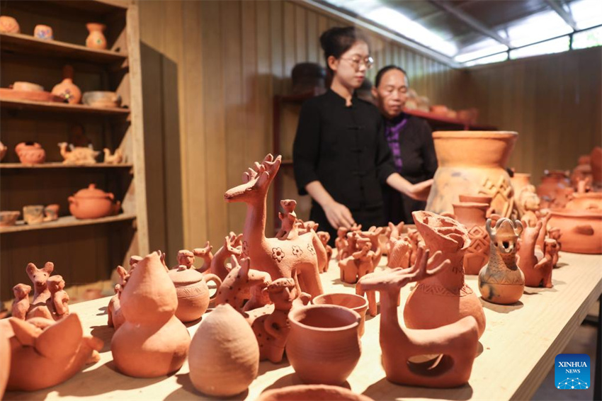 Vila de Heitu, no sul da China, cria cooperativa para promover a ceramica do grupo étnico Li