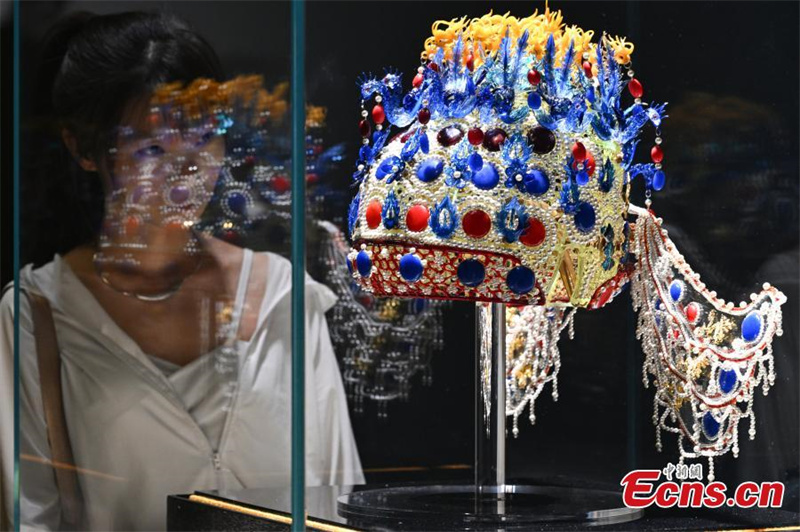 Exposi??o de arte em vidro Zibo é inaugurada em Beijing