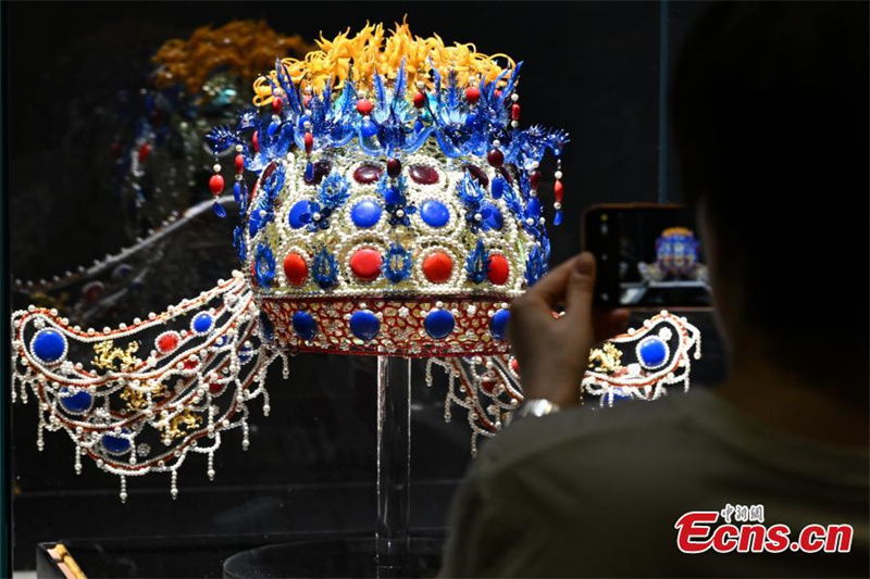 Exposi??o de arte em vidro Zibo é inaugurada em Beijing