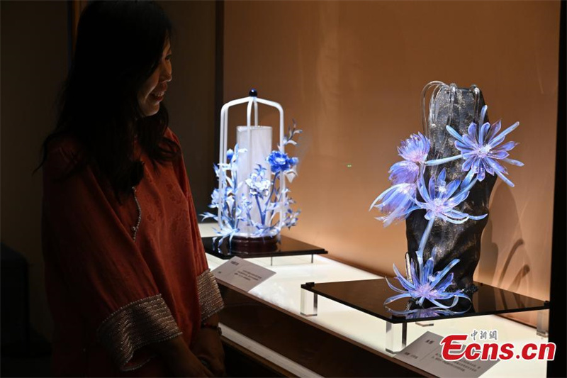 Exposi??o de arte em vidro Zibo é inaugurada em Beijing