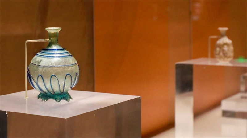 Exposi??o de arte em vidro Zibo é inaugurada em Beijing