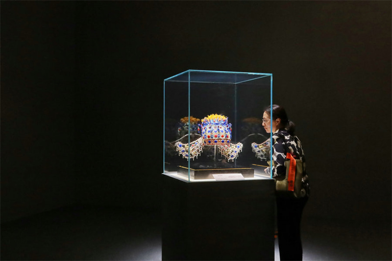 Exposi??o de arte em vidro Zibo é inaugurada em Beijing