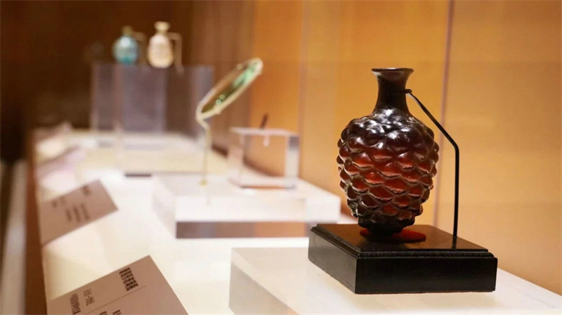 Exposi??o de arte em vidro Zibo é inaugurada em Beijing