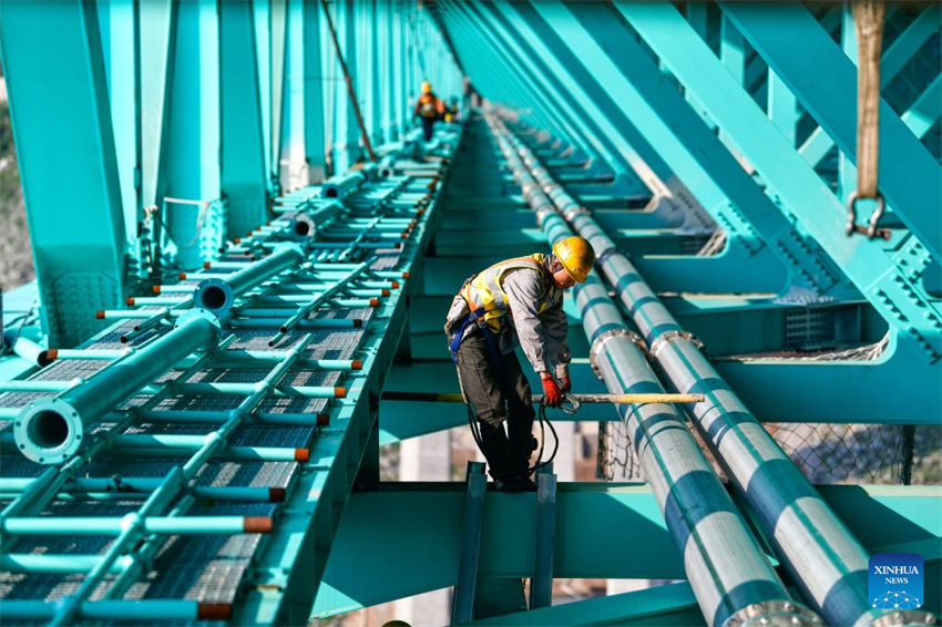 Equipamentos turísticos na Ponte sobre o Grand Canyon de Huajiang em constru??o