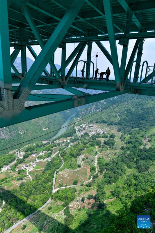Equipamentos turísticos na Ponte sobre o Grand Canyon de Huajiang em constru??o