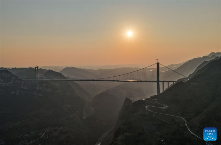 Equipamentos turísticos na Ponte sobre o Grand Canyon de Huajiang em constru??o
