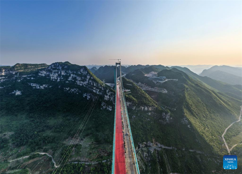Equipamentos turísticos na Ponte sobre o Grand Canyon de Huajiang em constru??o