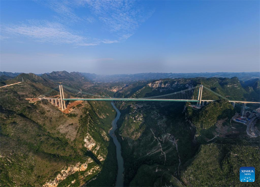 Equipamentos turísticos na Ponte sobre o Grand Canyon de Huajiang em constru??o