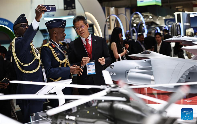 China apresenta seus principais produtos de avia??o no 55o Sal?o Aeronáutico de Paris