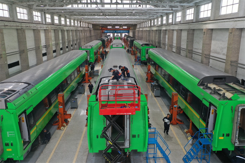 Trens recebem manuten??o para garantir viagens seguras de ver?o em Shanxi, norte da China