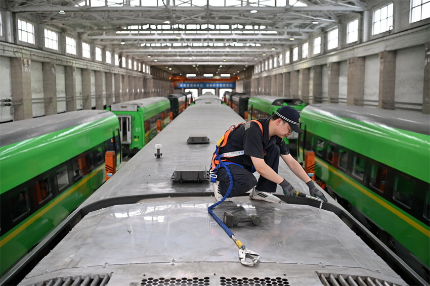 Trens recebem manuten??o para garantir viagens seguras de ver?o em Shanxi, norte da China