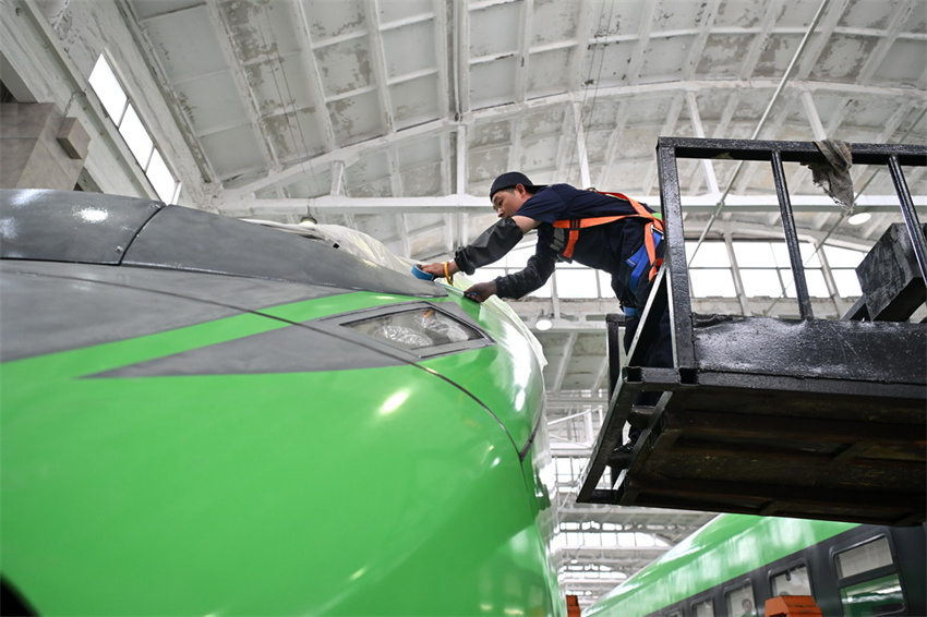 Trens recebem manuten??o para garantir viagens seguras de ver?o em Shanxi, norte da China