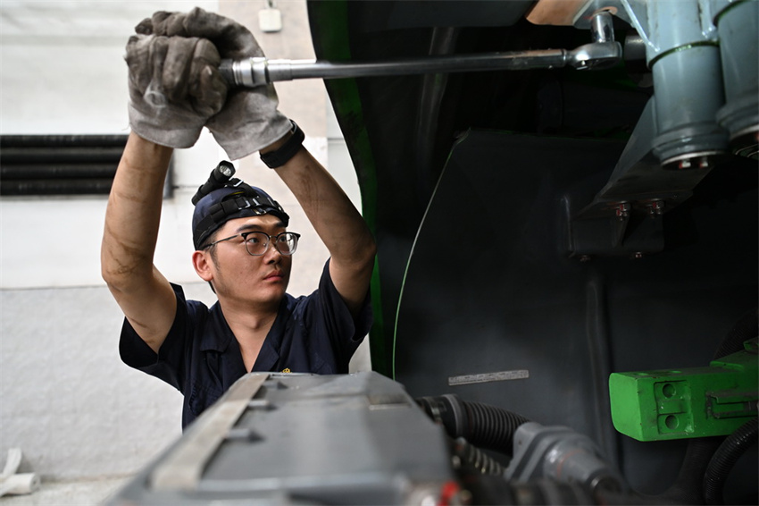 Trens recebem manuten??o para garantir viagens seguras de ver?o em Shanxi, norte da China