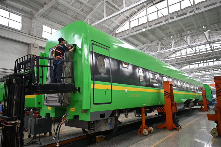 Trens recebem manuten??o para garantir viagens seguras de ver?o em Shanxi, norte da China