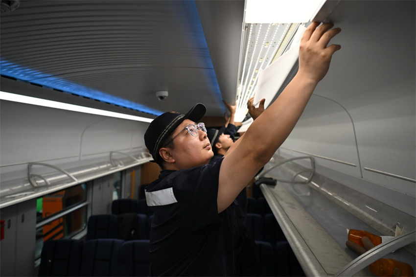 Trens recebem manuten??o para garantir viagens seguras de ver?o em Shanxi, norte da China