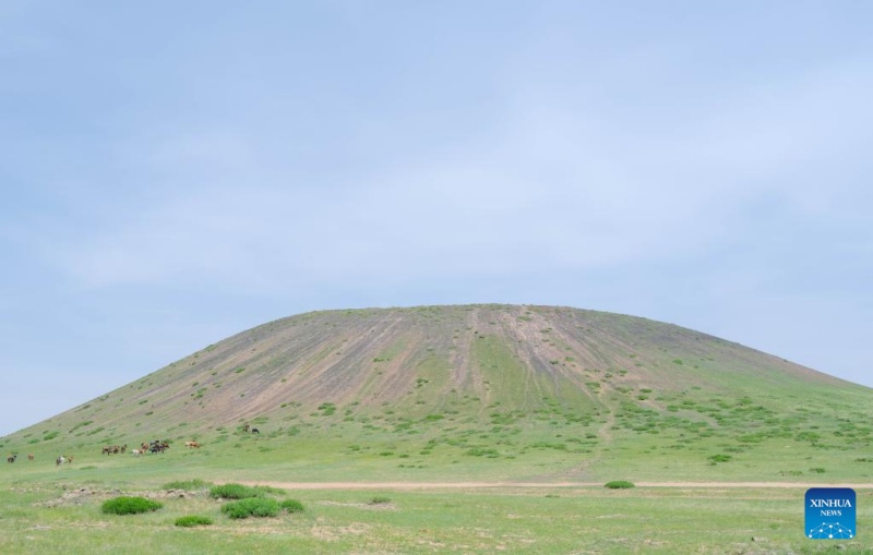 Conjunto de vulc?es no norte da China entra na alta temporada turística