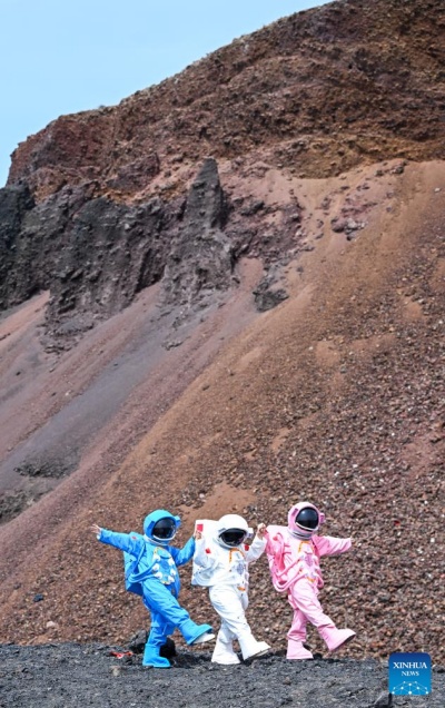 Conjunto de vulc?es no norte da China entra na alta temporada turística