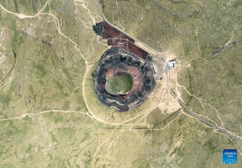 Conjunto de vulc?es no norte da China entra na alta temporada turística