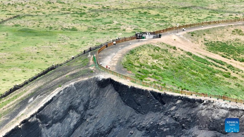 Conjunto de vulc?es no norte da China entra na alta temporada turística