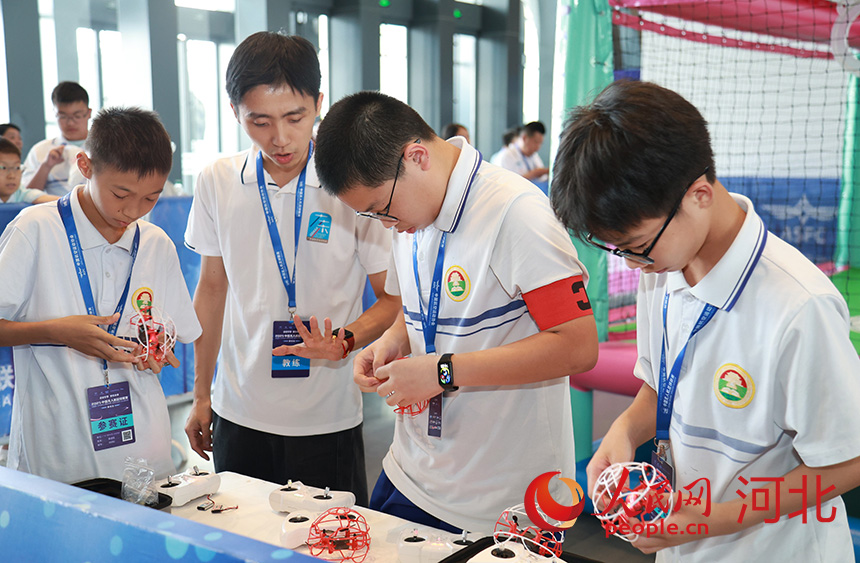 China realiza sua primeira liga de futebol com drones