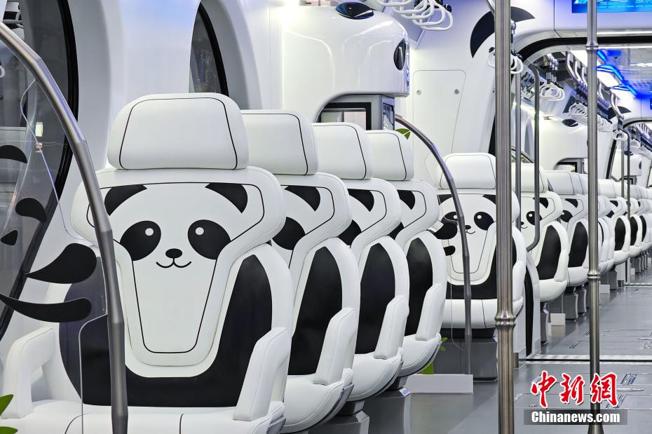 Primeiro trem monotrilho com 